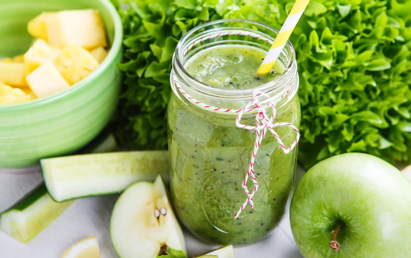 Green smoothie made with spinach and green apple served in a glass jar